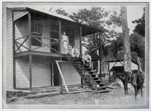 Robert Louis Stevenson en zijn vrouw, Fanny, op de veranda van hun huis in Vailima, Samoa, c. 1892